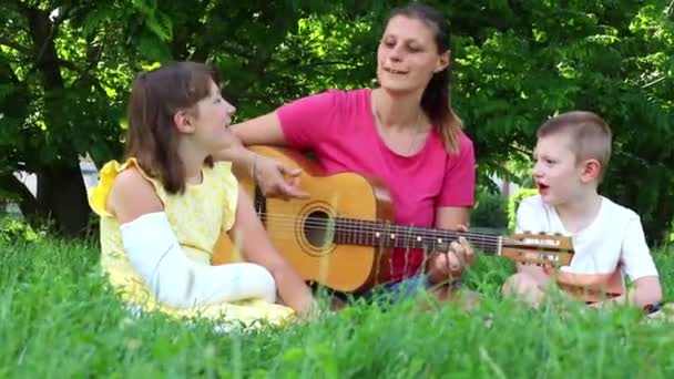 Mam Haar Twee Kinderen Spelen Gitaar Het Park Relax Outdoor — Stockvideo