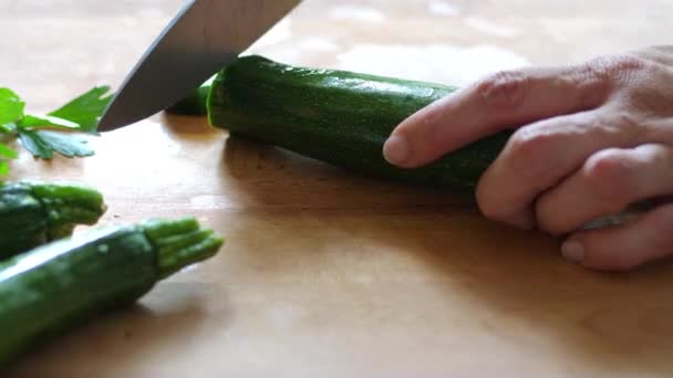 Kvinna Skär Zucchini Trä Skärbräda Köket — Stockvideo