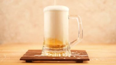 Kopyalama alanı ile ahşap zemin üzerinde cam bira