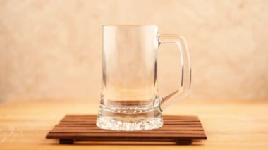 Kopyalama alanı ile ahşap zemin üzerinde cam bira