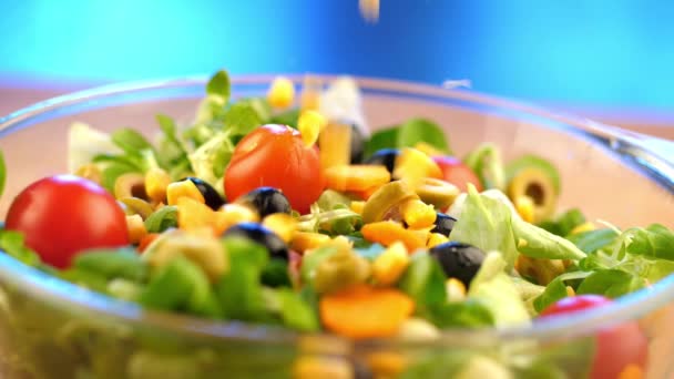 Groene Veganistische Salade Van Groene Bladeren Mix Groenten — Stockvideo