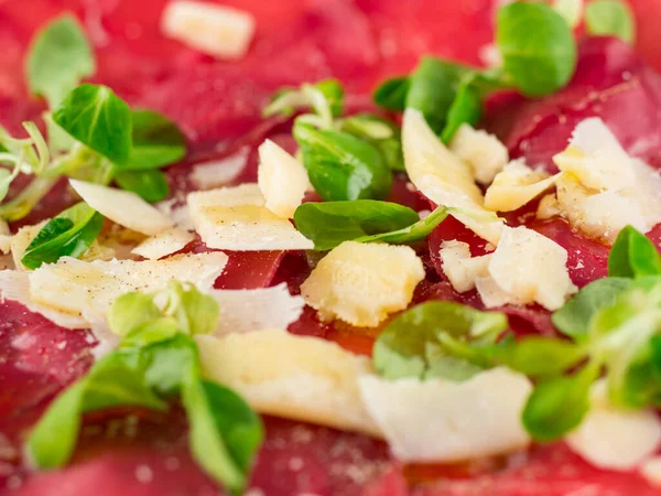 Gericht Aus Getrocknetem Rindfleisch Mit Parmesan Und Salat — Stockfoto