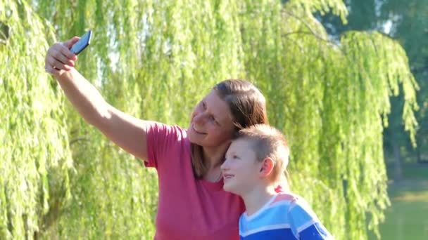 Maman Bébé Prennent Selfie Parc Par Une Journée Ensoleillée — Video