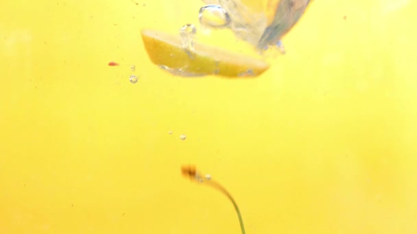 新鲜的浆果掉进水里 — 图库视频影像