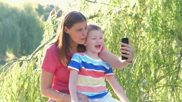 Maman Bébé Font Appel Vidéo Quelqu Parc Par Une Journée — Video
