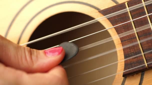 Κοντινό Πλάνο Ενός Γυναικείου Χεριού Που Παίζει Κλασική Κιθάρα — Αρχείο Βίντεο