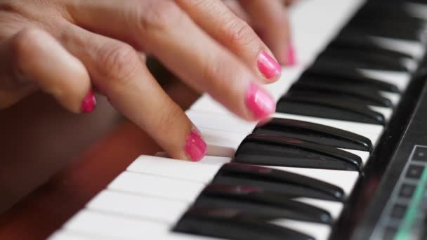 Mano Mujer Están Practicando Tocar Piano Casa — Vídeos de Stock