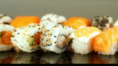 Japon suşi yemeği. Maki ve rulo ton balığı, somon, karides, yengeç ve avokado. Çeşitli suşiler.. 
