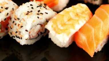 Japon suşi yemeği. Maki ve rulo ton balığı, somon, karides, yengeç ve avokado. Çeşitli suşiler.. 