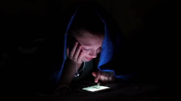 Jonge Kinderen Die Mobiele Telefoons Gebruiken Verborgen Onder Bedspreien Het — Stockvideo