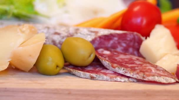 Tagliere Legno Salame Formaggio Uva — Video Stock