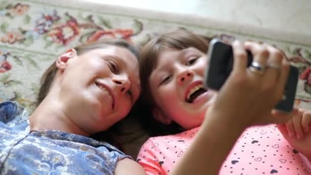 Sorrindo Mãe Sua Filha Fala Sorri Fazendo Uma Chamada Vídeo — Vídeo de Stock