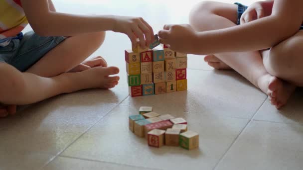 Παιδιά Παίζουν Ξύλινα Τούβλα Στο Πάτωμα Στο Σπίτι — Αρχείο Βίντεο