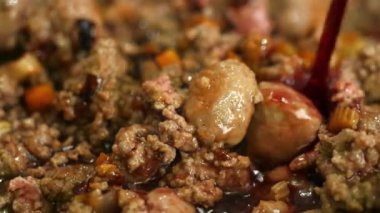 Tavada sotelenmiş soğan, kereviz ve havuç, raguyu hazırlamak için de kırmızı et.