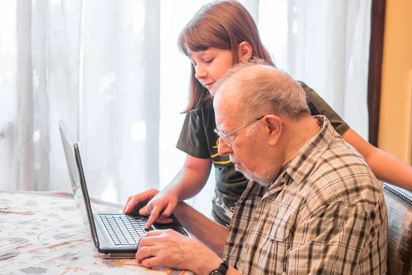 Wnuczka Pomaga Dziadkowi Używać Komputera — Zdjęcie stockowe
