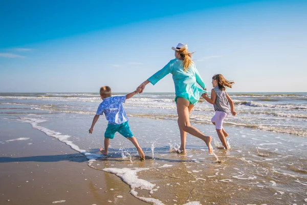 Mãe Crianças Estão Brincando Mar Praia — Fotografia de Stock