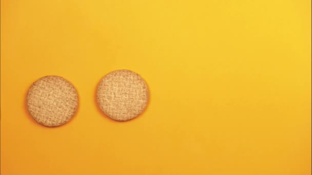 Stop Motion Animatie Met Vijf Biscuit Oranje Achtergrond — Stockvideo