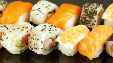 Japon suşi yemeği. Maki ve rulo ton balığı, somon, karides, yengeç ve avokado. Çeşitli suşiler.. 