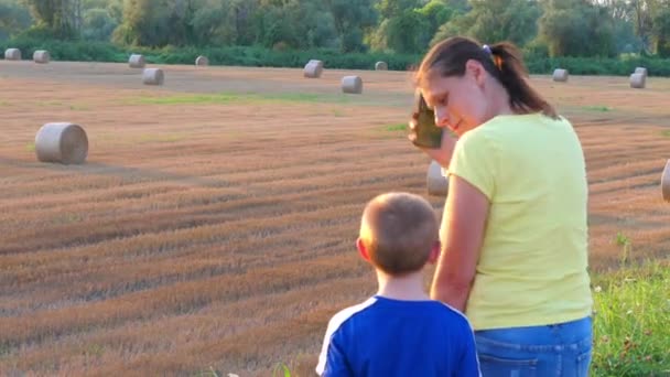 Mamma Och Barn Tar Selfie Promenader Längs Stigen Nära Höbalar — Stockvideo