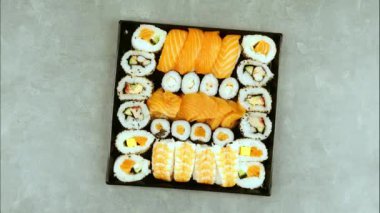 Japon suşi yemeği. Maki ve rulo ton balığı, somon, karides, yengeç ve avokado. Çeşitli suşiler. Hareketi durdur