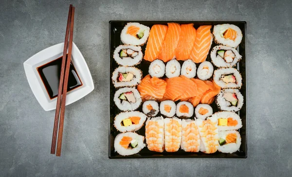 Comida Japonesa Sushi Rollos Maki Ands Con Atún Salmón Camarones —  Fotos de Stock