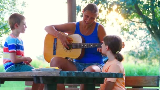 Mamma Suoi Due Figli Cantano Canzoni Insieme Suonando Chitarra All — Video Stock