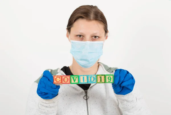 Epidemie Van Het Covid Virus Vrouw Met Houten Blokjes Brief — Stockfoto