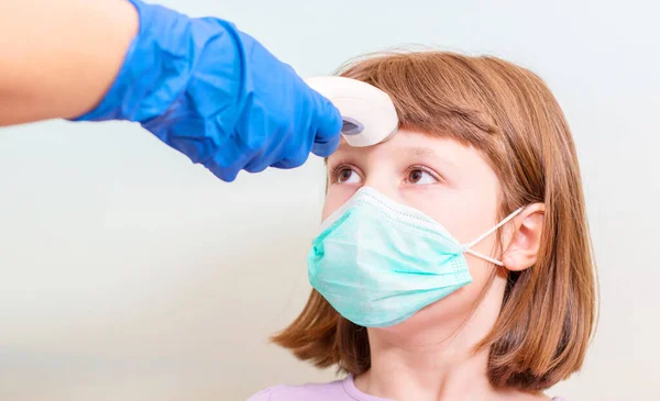 Pediatrician Doctor Checks Elementary Age Girl Body Temperature Using Infrared — Stock Photo, Image