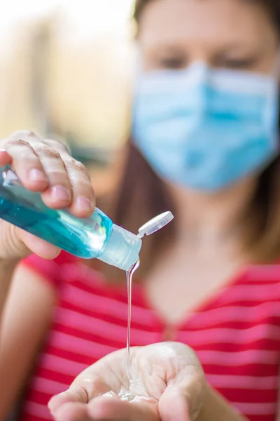 Covid Coronavirus Pandemico Primo Piano Donna Mano Che Tiene Sanitizer — Foto Stock