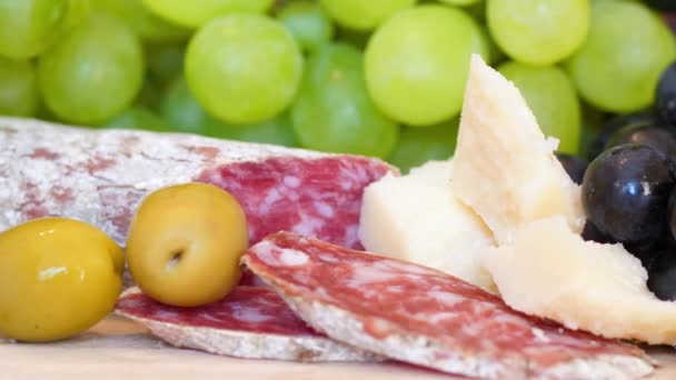 サラミ チーズ ブドウの木のまな板 — ストック動画