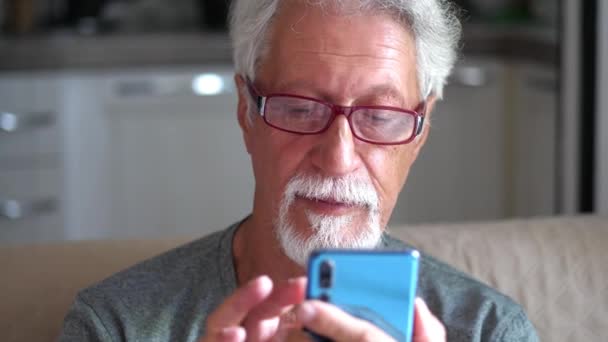 Hombre Mayor Años Edad Usando Llamadas Teléfonos Inteligentes Línea Mirando — Vídeos de Stock