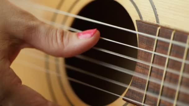 Klasik Gitar Çalan Bir Kadının Yakın Çekimi — Stok video