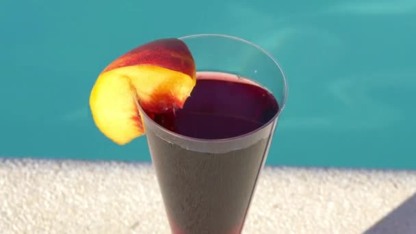Gros Plan Cocktail Rouge Frais Avec Des Tranches Pêche Sur — Video