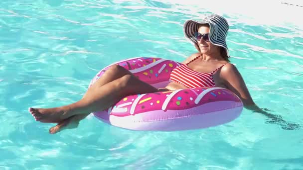 Vacanza Estiva Donna Bikini Materasso Gonfiabile Piscina — Video Stock