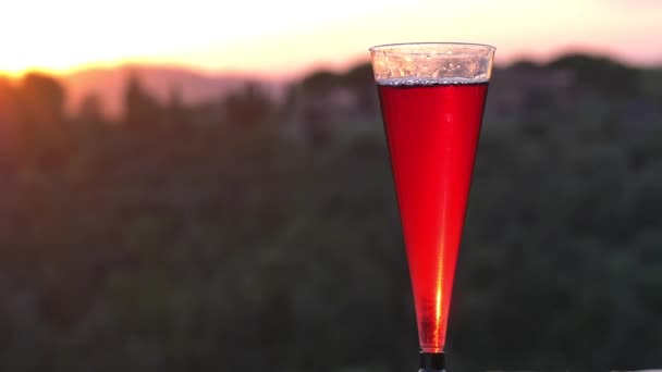 Κόκκινα Ποτήρια Κοκτέιλ Στο Ηλιοβασίλεμα Τοπίο Της Τοσκάνης — Αρχείο Βίντεο