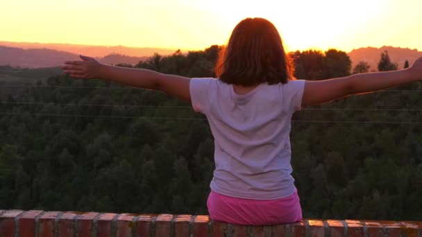 Νεαρό Κορίτσι Κάθεται Στον Τοίχο Κοιτάζοντας Τοπίο Της Τοσκάνης Στο — Αρχείο Βίντεο