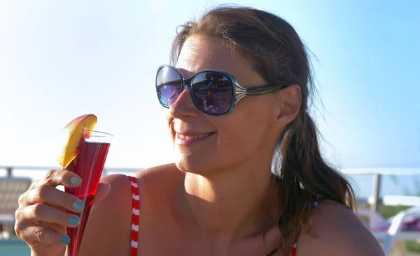 Bela Mulher Está Bebendo Coquetel Biquíni Relaxante Piscina — Fotografia de Stock