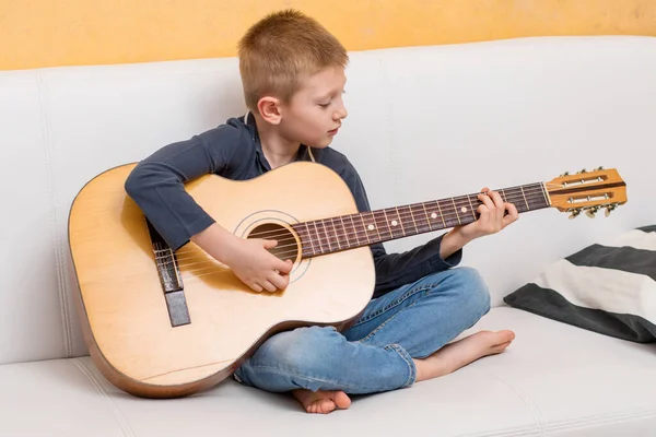 Jeune Garçon Joue Guitare — Photo