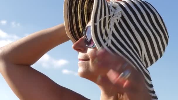 Hermosa Mujer Con Gafas Sol Sombrero Paja Mirar Hacia Adelante — Vídeos de Stock