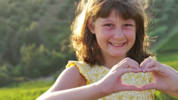 Jeune Fille Souriante Fait Signe Coeur Avec Ses Mains — Video