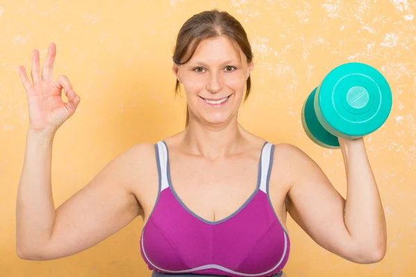 Mujer Fitness Está Haciendo Pesas Para Los Brazos Casa —  Fotos de Stock