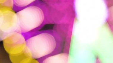 Çok renkli ışıkla soyut arkaplan. Bulanık arkaplan taşınıyor 
