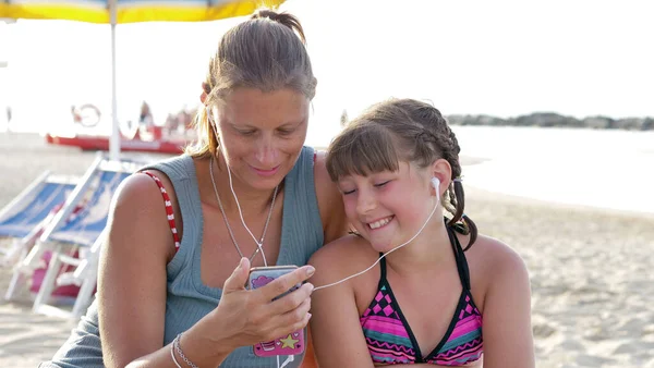 Una Madre Hija Están Hablando Móvil Playa —  Fotos de Stock