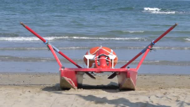 Salvavidas Bote Remos Una Playa Pública Mojada Por Las Olas — Vídeos de Stock