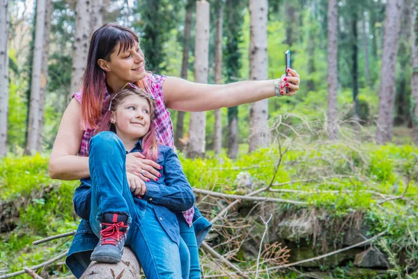 Madre Figlia Stanno Facendo Selfie Sedersi Sul Tronco Albero Nella — Foto Stock