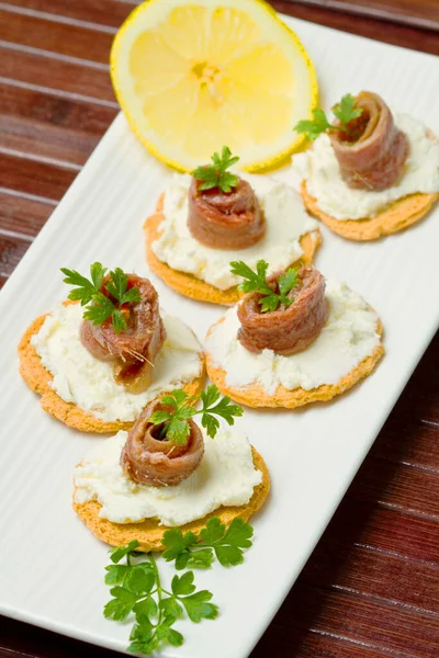 Canapés Com Anchova Prato Branco — Fotografia de Stock