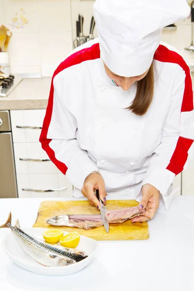 Žena Kuchařka Připravuje Filet Makrely — Stock fotografie