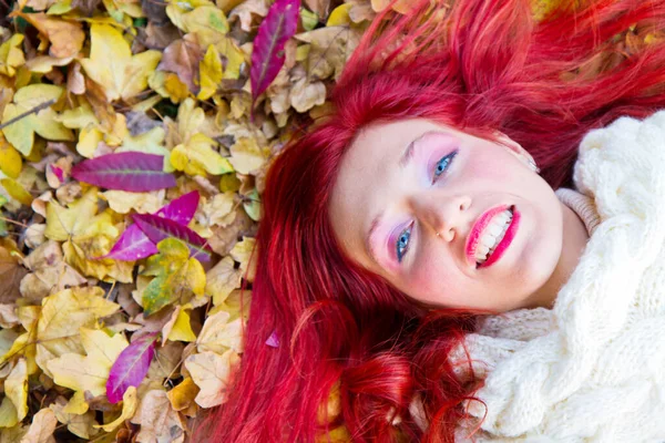 Belle Femme Couchée Sur Feuille Automne Rouge — Photo