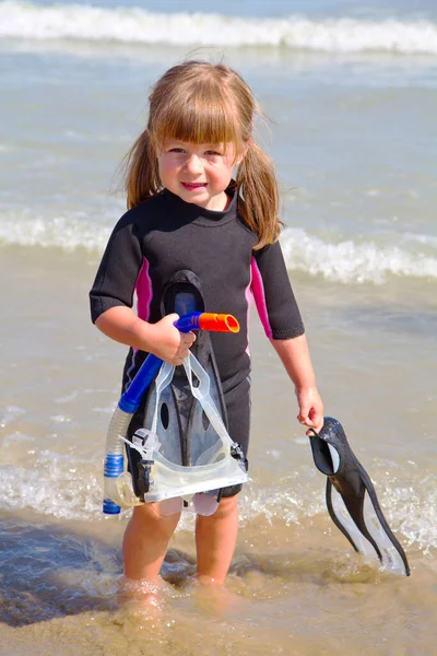 Sahilde Mutlu Bir Kız Renkli Maskeler Şnorkellerle Arka Planda Deniz — Stok fotoğraf