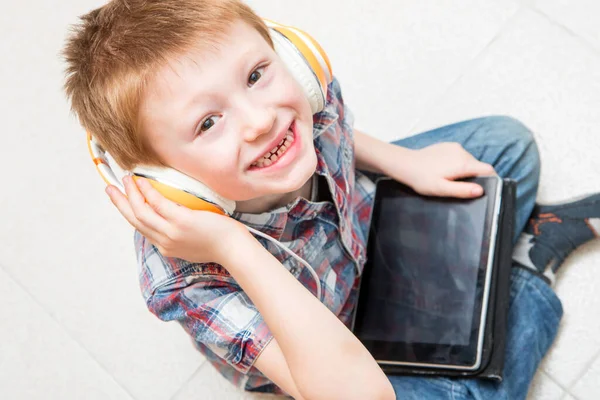 Niño Pequeño Está Escuchando Música Con Auriculares Tableta — Foto de Stock